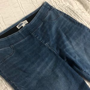 Rough-edged ankle jeans. Barely worn!